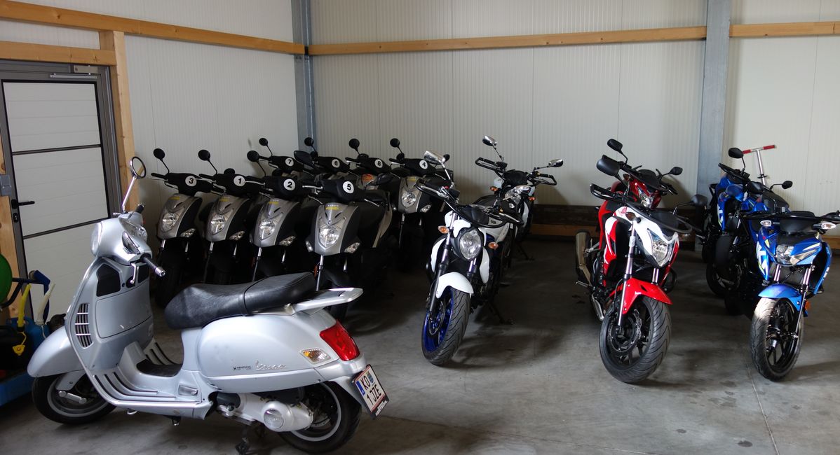 Alle Mopeds in der Garage