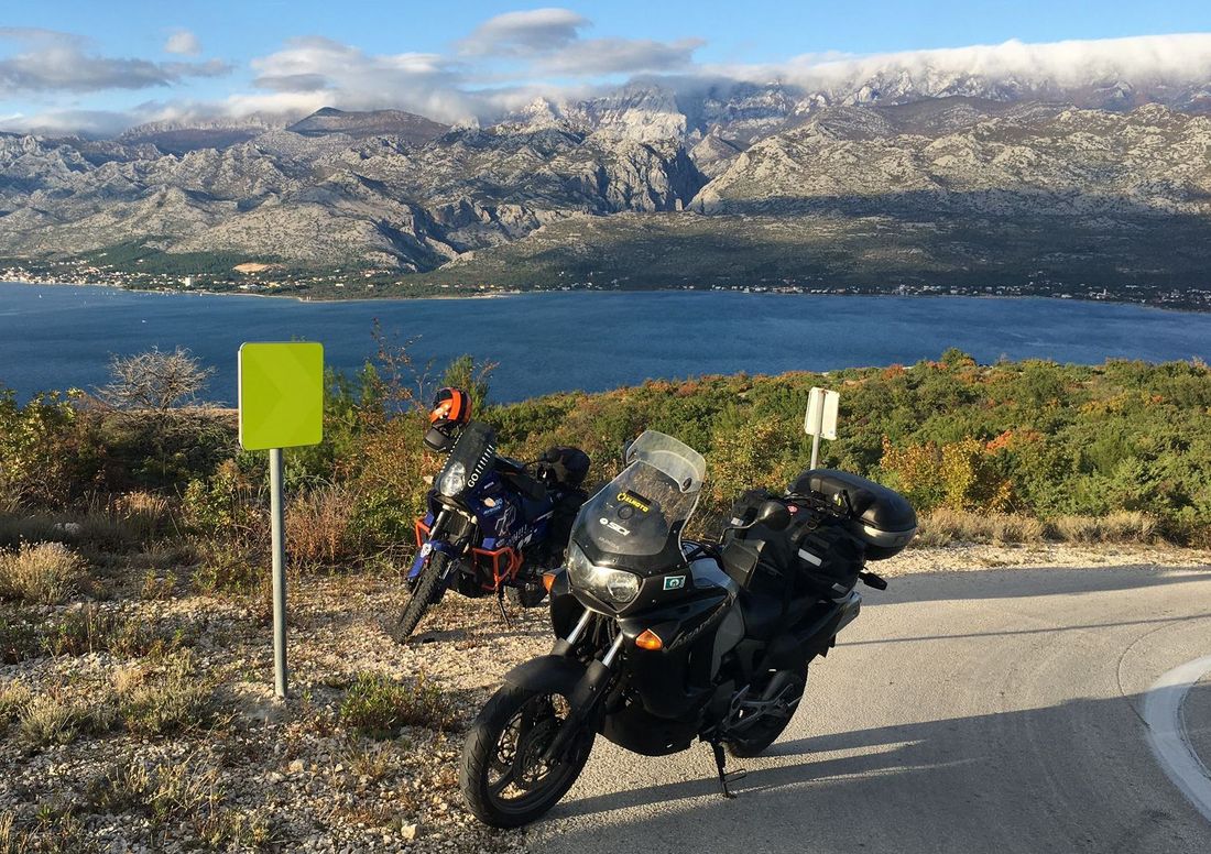 Motorrad in schönem Bergpanorama